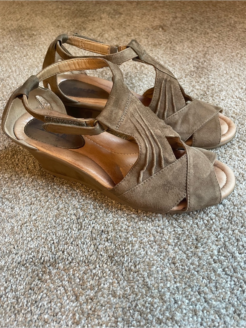 Earth Curvet Womenβs Dark Khaki Suede Wedge Sandals Size 9.5 D neutral earthy